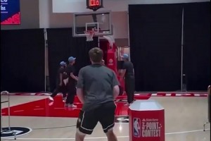 黄蜂新秀克努佩尔三分大赛前抓紧适应三分投篮大赛