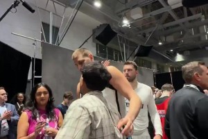 这俩胖子！东契奇拍了下约基奇的后脑勺，约老师直接一个白眼🤣